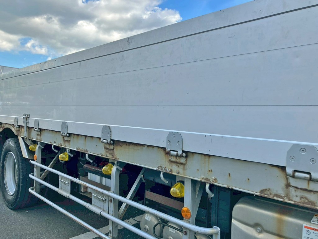 運転席側サイドレールにサビがあります。(中央)|UDトラックス クオン QPG-CG5ZEの写真21