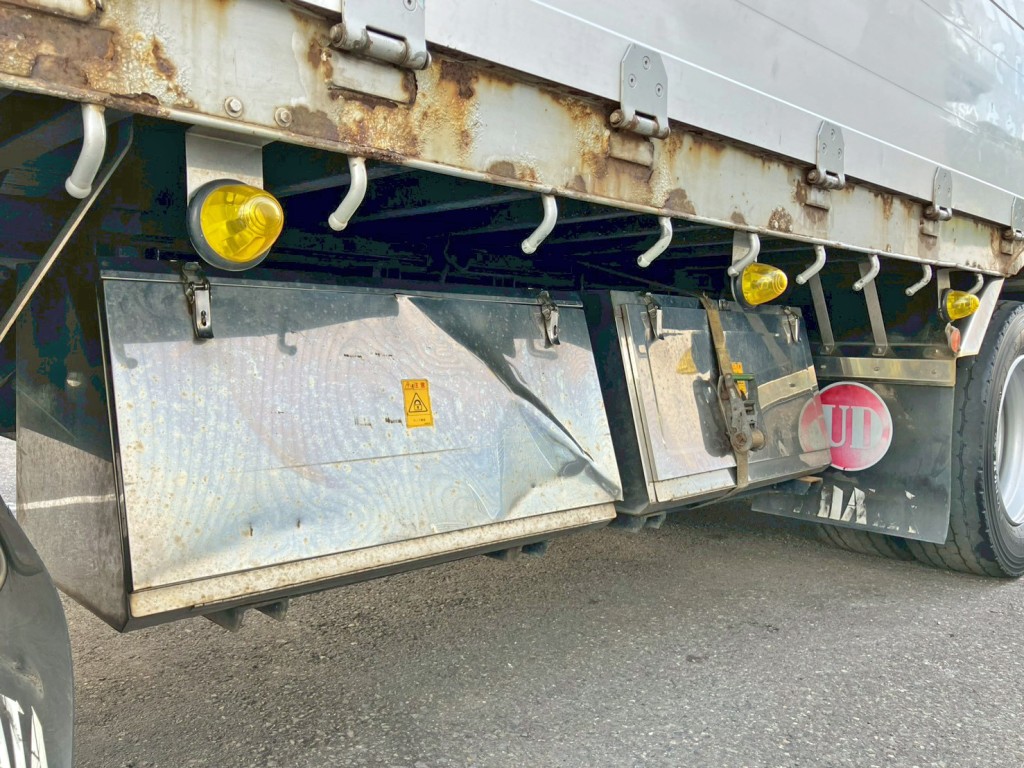 運転席側後方にステンレス製の工具箱が2つ付いています。(取り付けガタ・フタに歪みがあります)|UDトラックス クオン QPG-CG5ZEの写真23