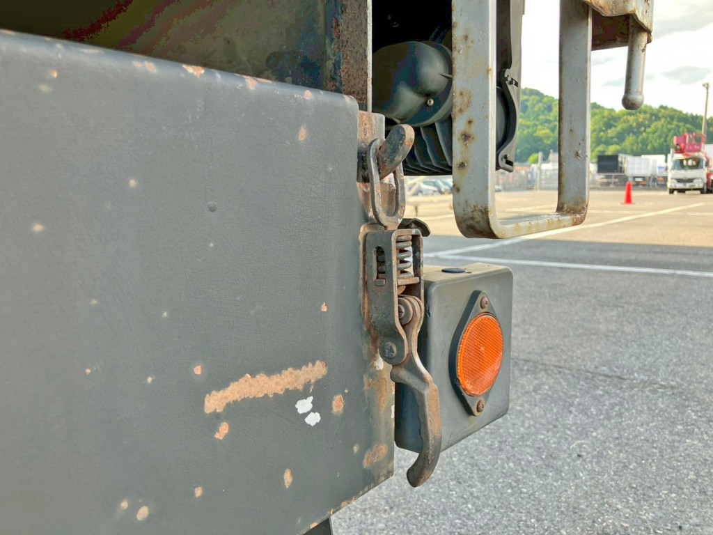 助手席側りん木入れの右金具にガタがあります。|UDトラックス クオン QPG-CG5ZEの写真31
