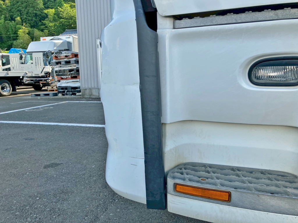 助手席側のステップカバー 及び 周辺にキズがあります。|UDトラックス クオン QPG-CG5ZEの写真34