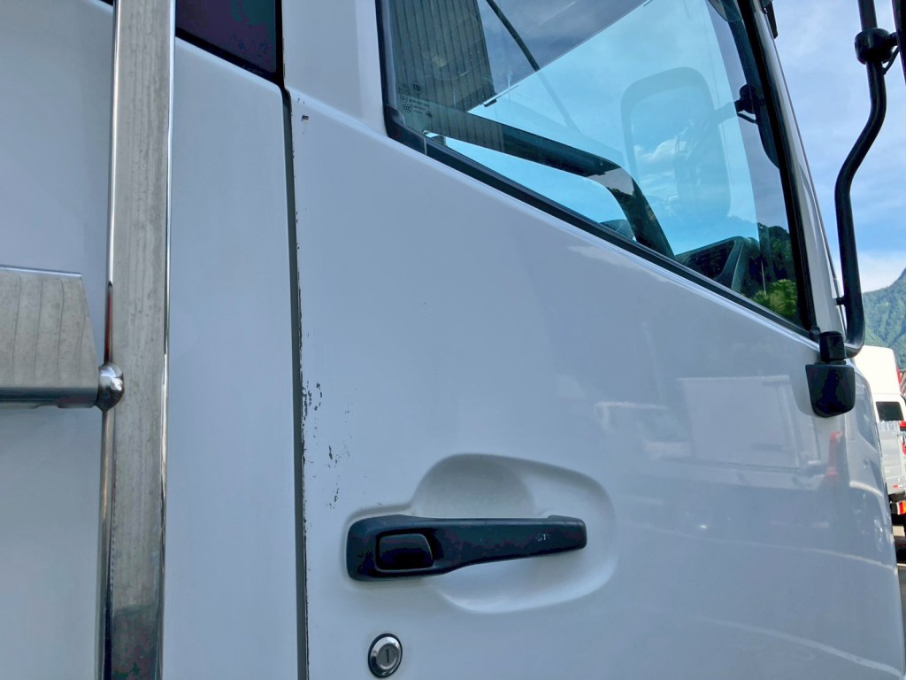 運転席ドアに小キズがあります。|UDトラックス クオン QPG-CG5ZEの写真41