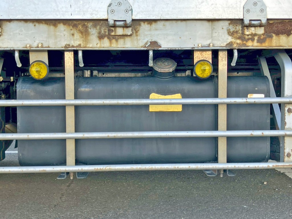 燃料タンクは300Lです。|UDトラックス クオン QPG-CG5ZEの写真44