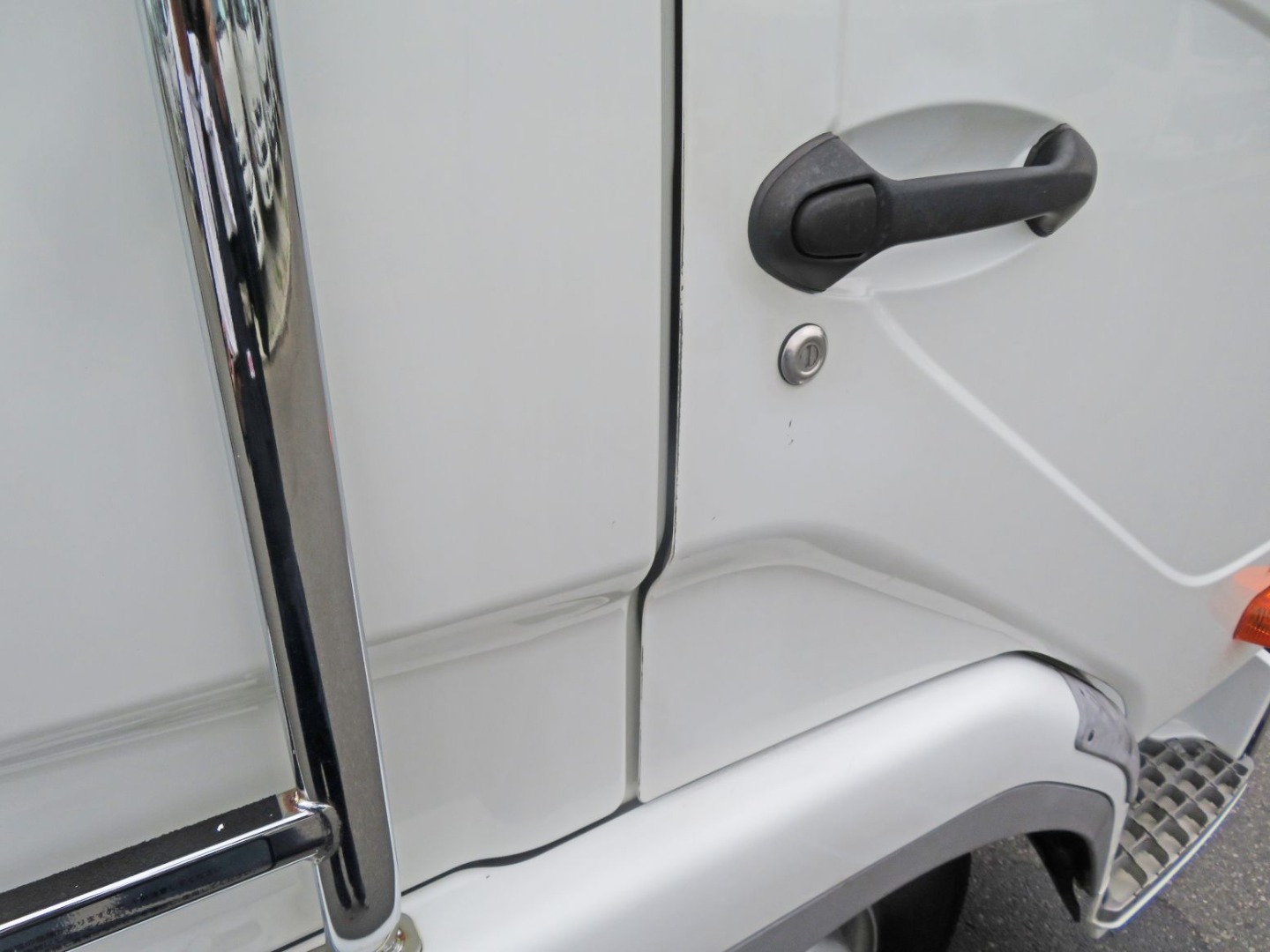 運転席ドアの端に細かいキズがあります。(助手席側も同様です)|三菱 ファイター 2KG-FK62FZの写真59