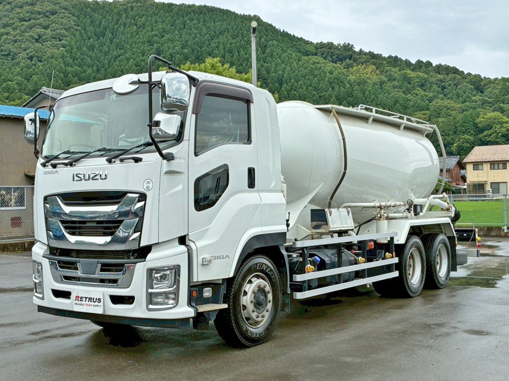 フロント周り、メッキパーツで飾っています。|いすゞ ギガ 2PG-CYL77CMの写真1