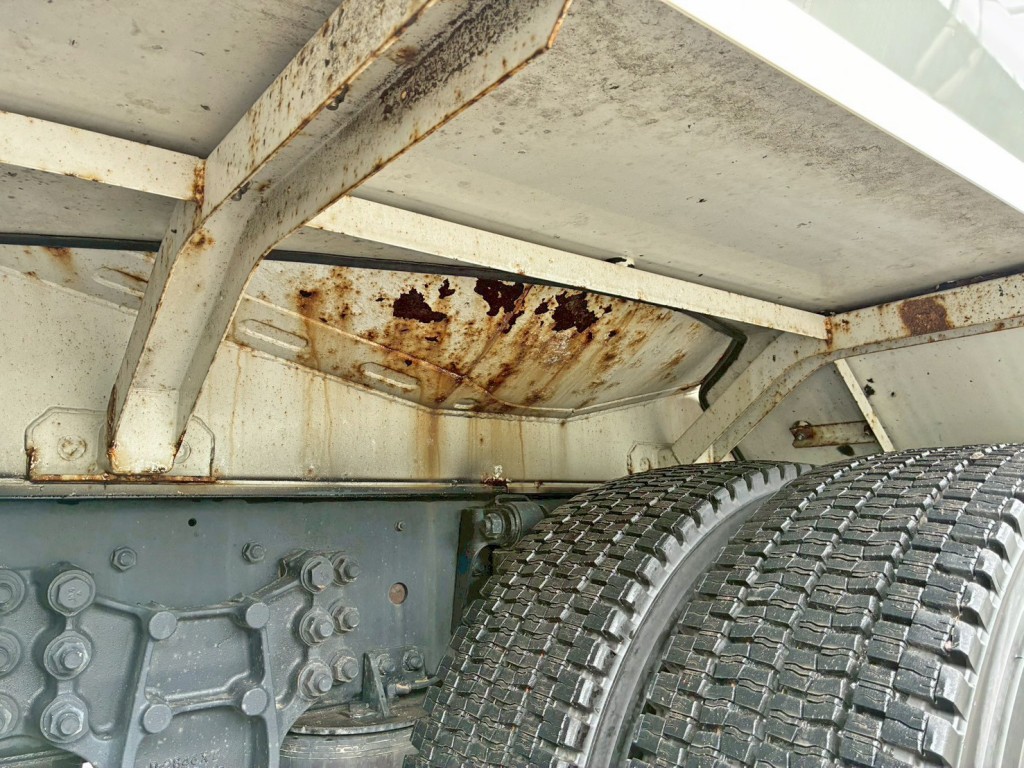 運転席側タンク下部にサビがあります。|いすゞ ギガ 2PG-CYL77CMの写真7