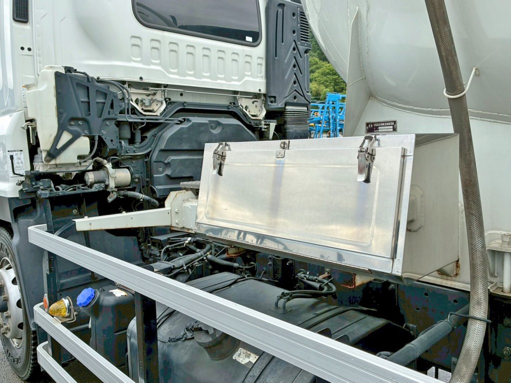 助手席側に工具箱が付いています。(ステンレス製です)|いすゞ ギガ 2PG-CYL77CMの写真17