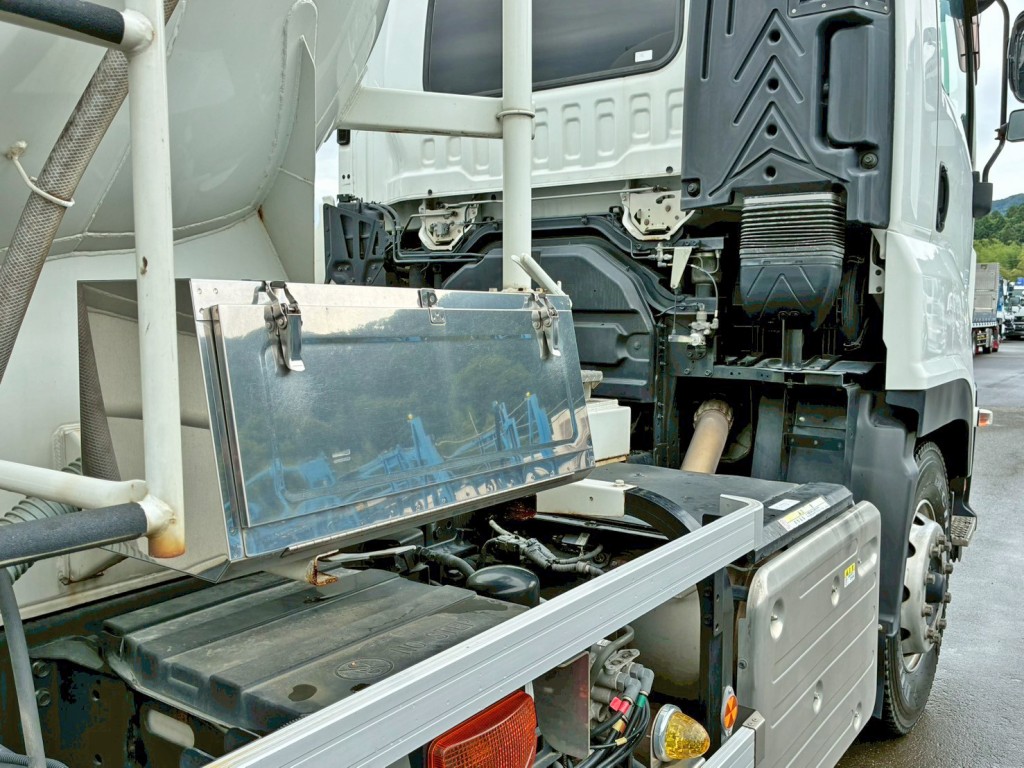 運転席側に工具箱が付いています。(ステンレス製です)|いすゞ ギガ 2PG-CYL77CMの写真26