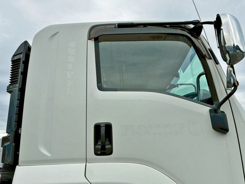 運転席ドアにシールはがし跡があります。|いすゞ ギガ 2PG-CYL77CMの写真33