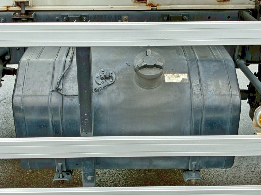 燃料タンクは200Lです。|いすゞ ギガ 2PG-CYL77CMの写真35