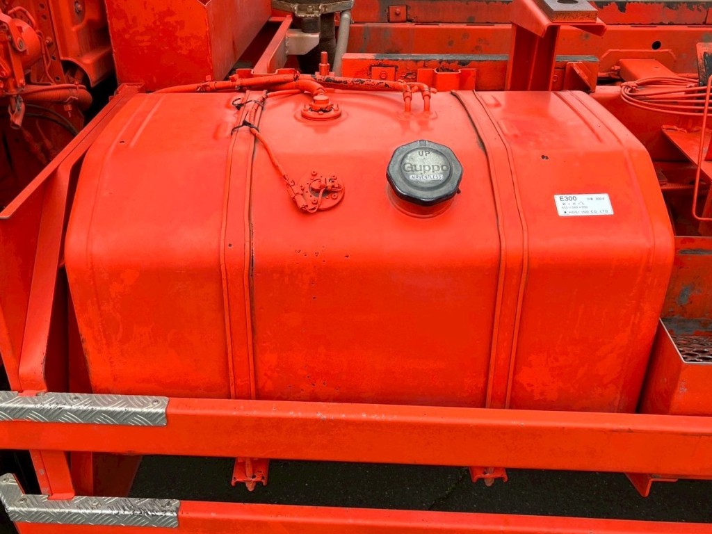 燃料タンクは300Lです。|いすゞ ギガ 2PG-CXZ77CTの写真18