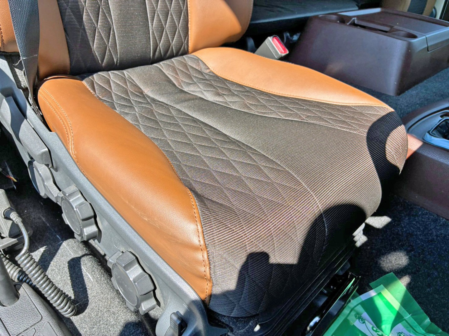 運転席座面にヘタリがあります。|日野 プロフィア 2DG-FW1AHCの写真8