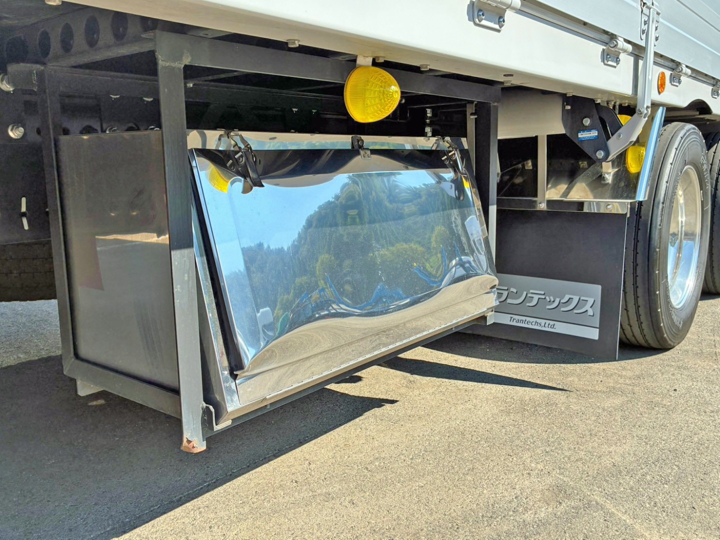ボディー運転席側後方にステンレス製の工具箱が付いています。|日野 プロフィア 2DG-FW1AHCの写真17
