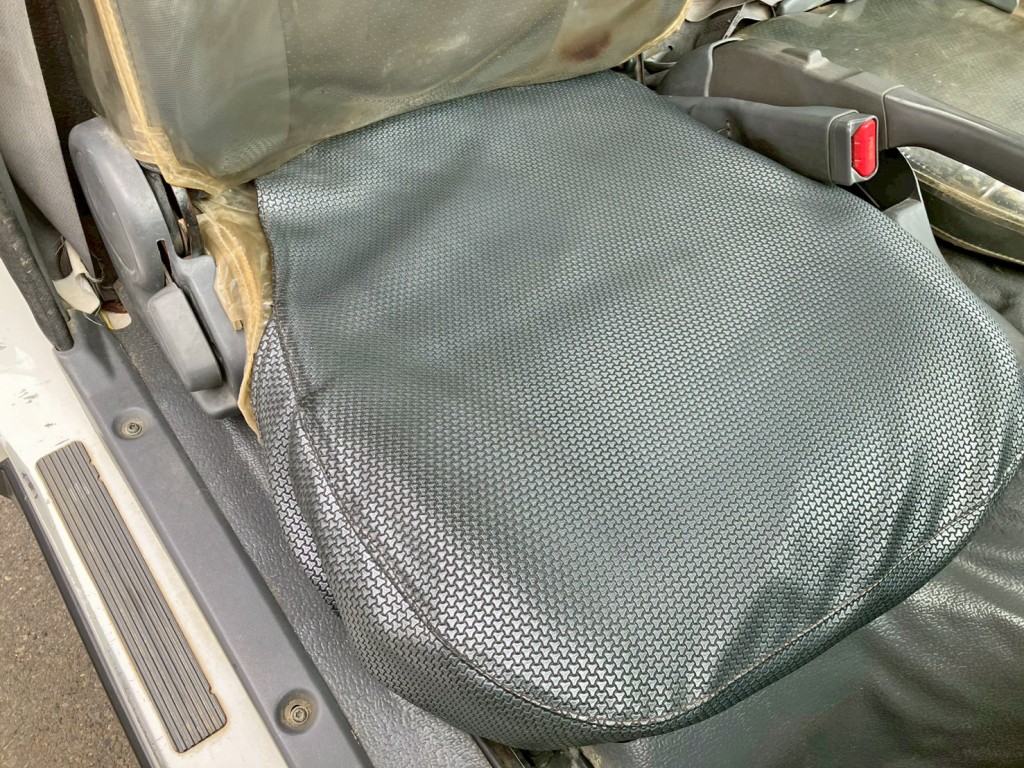 運転席座面にヘタリがあります。|いすゞ エルフ TKG-NJR85AD(2WD)の写真8