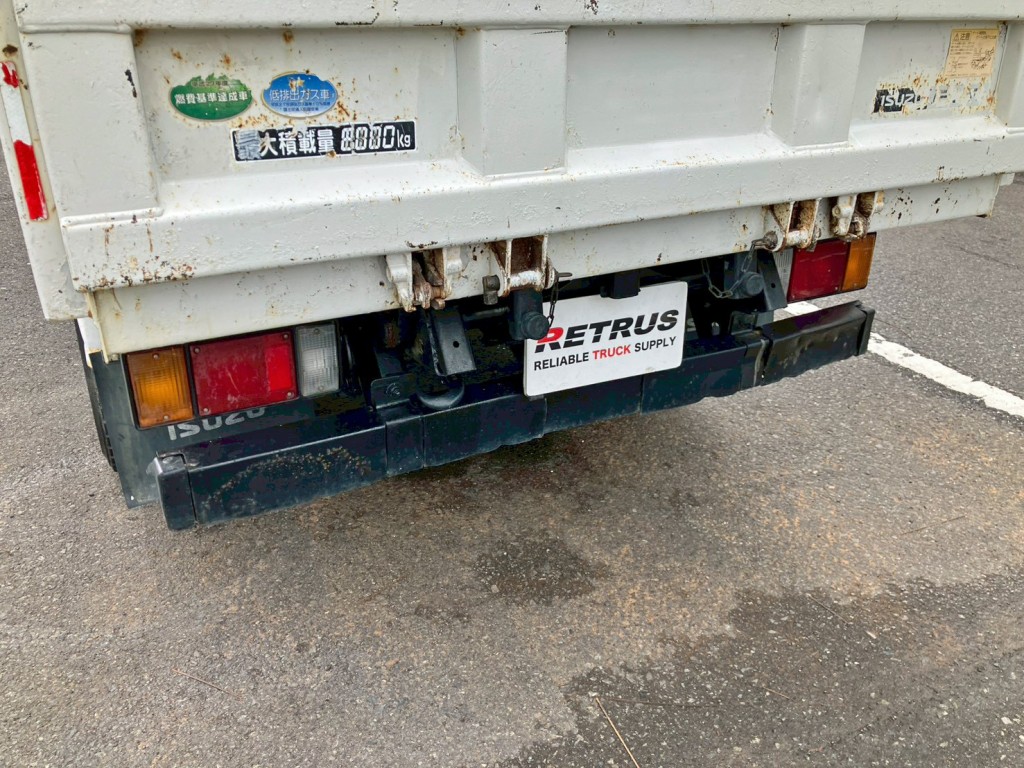 リアバンパーにヘコミ、テールレンズに亀裂があります。|いすゞ エルフ TKG-NJR85AD(2WD)の写真14