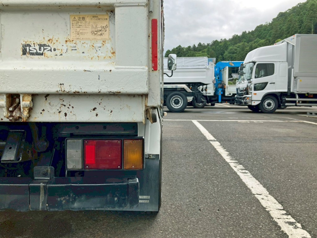 全幅オーバーしています。(4ナンバー枠より1㎝広いです)|いすゞ エルフ TKG-NJR85AD(2WD)の写真17