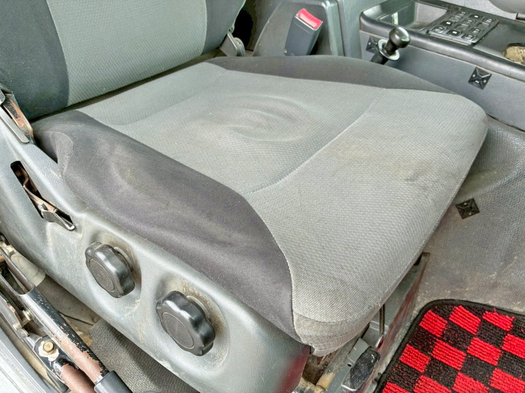 運転席座面にヘタリがあります。|三菱 スーパーグレート QKG-FV60VXの写真8