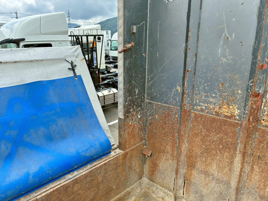 ボディー前方助手席側にコボレーンストッパーが付いています。|三菱 スーパーグレート QKG-FV60VXの写真15