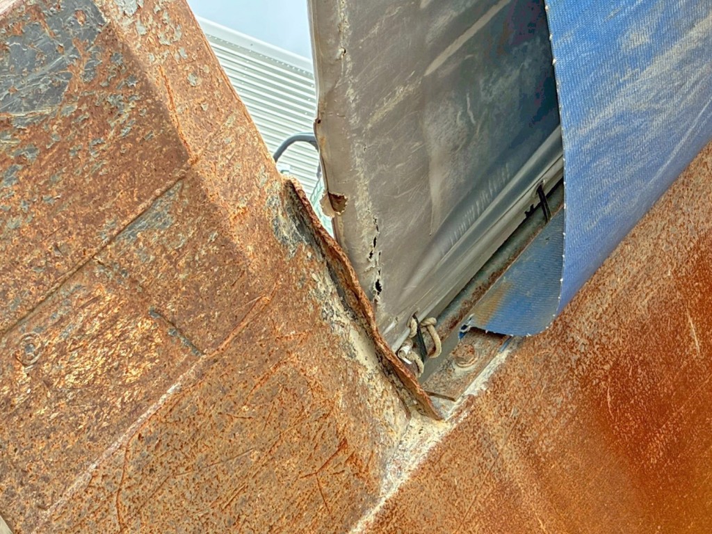 コボレーンは、後方の鉄枠に干渉する為 途中で止まります。(助手席側・拡大図)|三菱 スーパーグレート QKG-FV60VXの写真19
