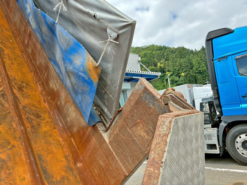 コボレーンは、後方の鉄枠に干渉する為 途中で止まります。(運転席側)|三菱 スーパーグレート QKG-FV60VXの写真20