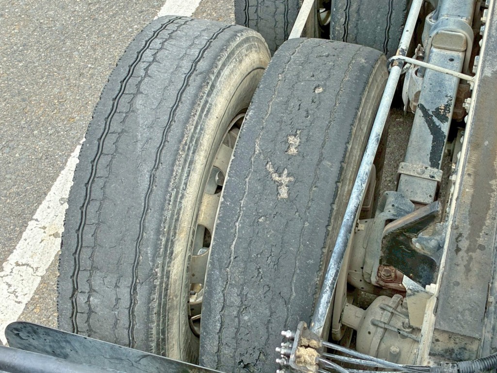 運転席側2軸目内側のタイヤの状態です。|三菱 スーパーグレート QKG-FV60VXの写真26