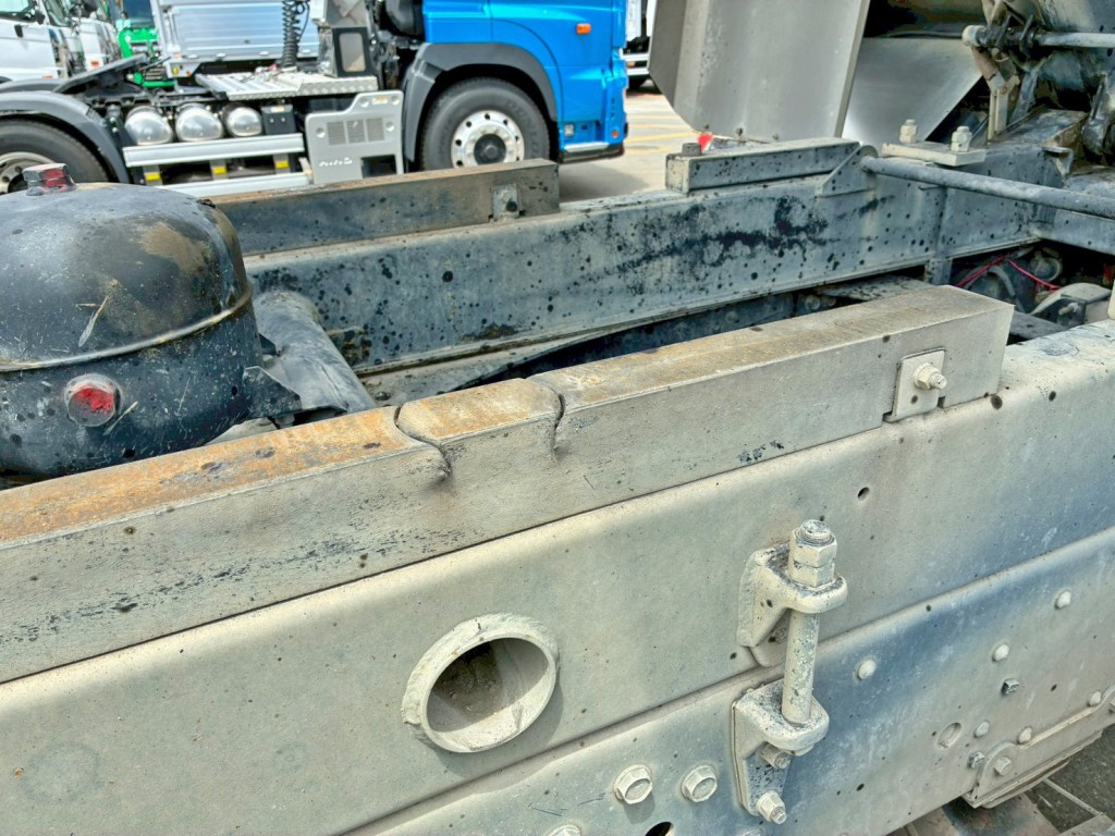 助手席側中央部の受け木に割れがあります。|三菱 スーパーグレート QKG-FV60VXの写真27