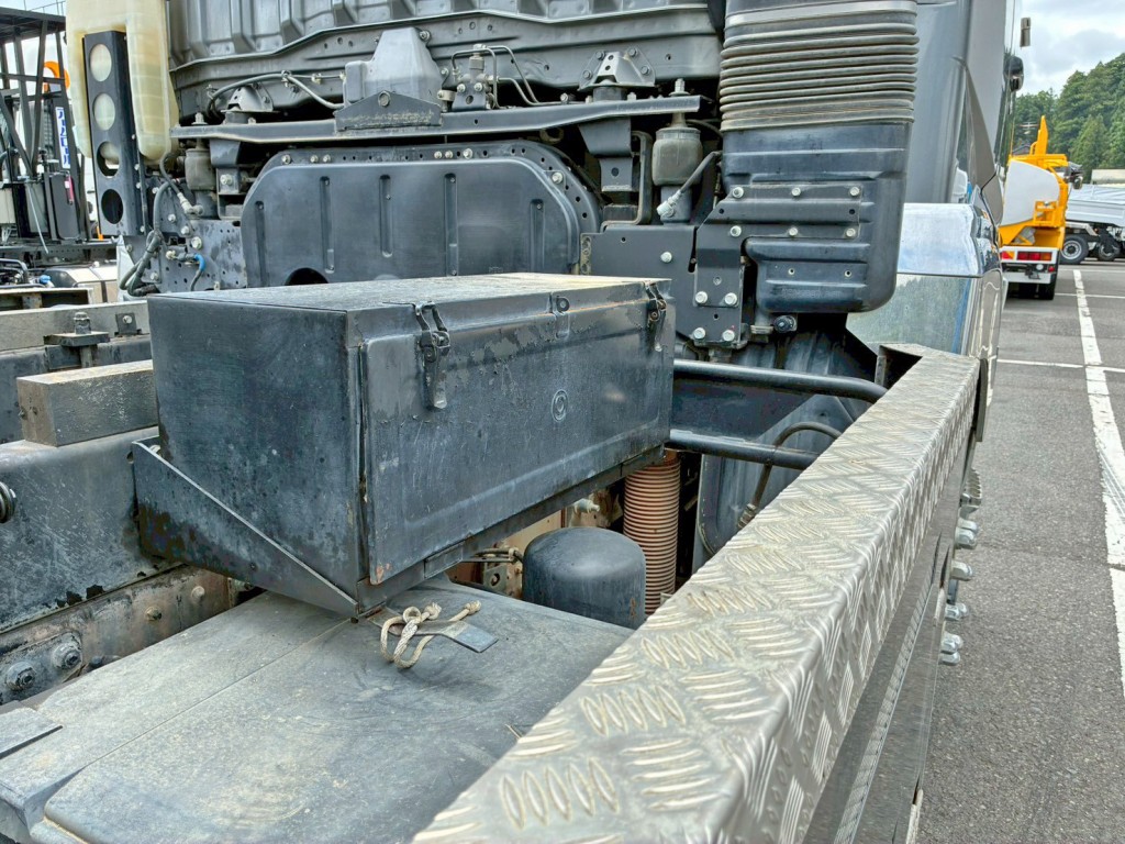 運転席側に工具箱が付いています。|三菱 スーパーグレート QKG-FV60VXの写真29