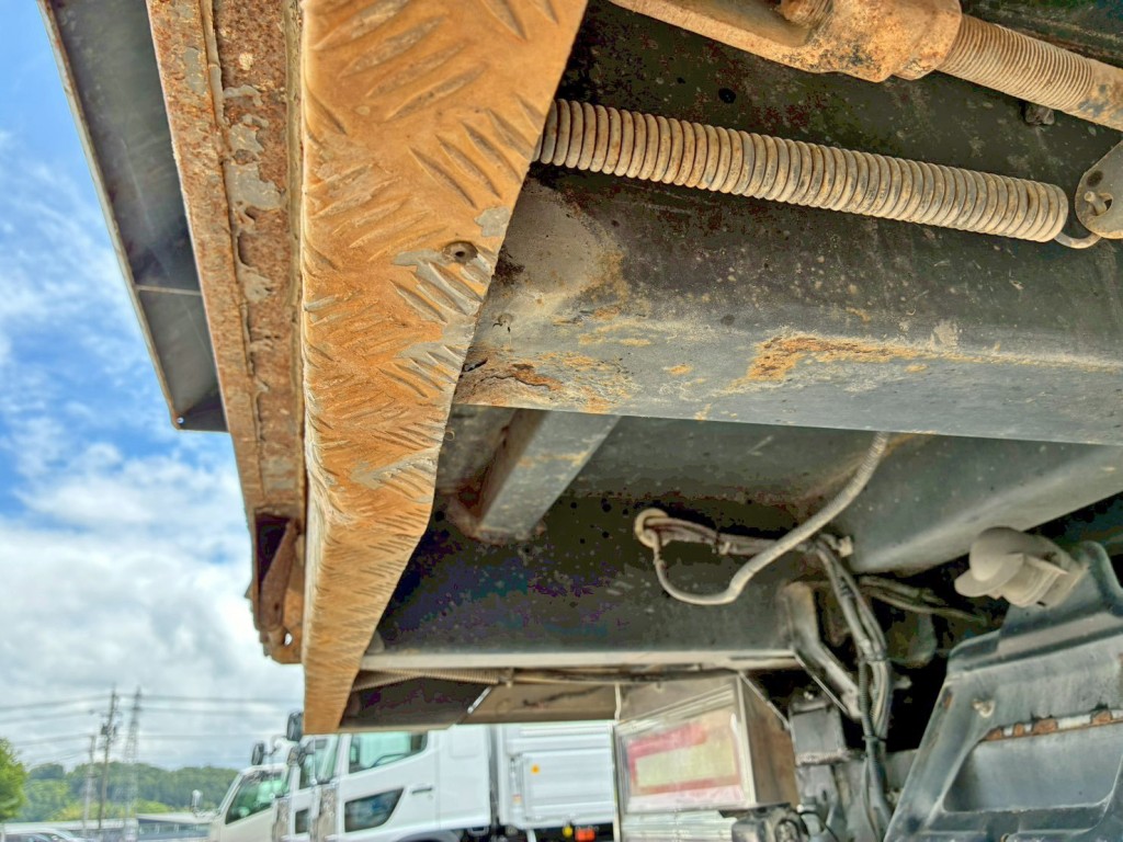 リヤレール 及び 左右縦ネタ後部にヘコミがあります。(運転席側)|三菱 スーパーグレート QKG-FV60VXの写真40