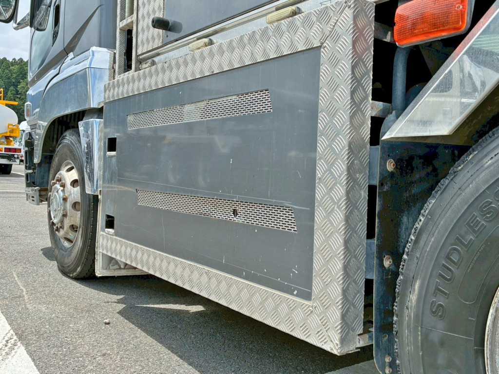 助手席側サイドバンパー取り付けにガタがあります。|三菱 スーパーグレート QKG-FV60VXの写真49