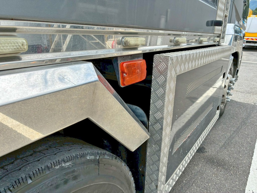 運転席側リヤフェンダーにヘコミがあります。|三菱 スーパーグレート QKG-FV60VXの写真50