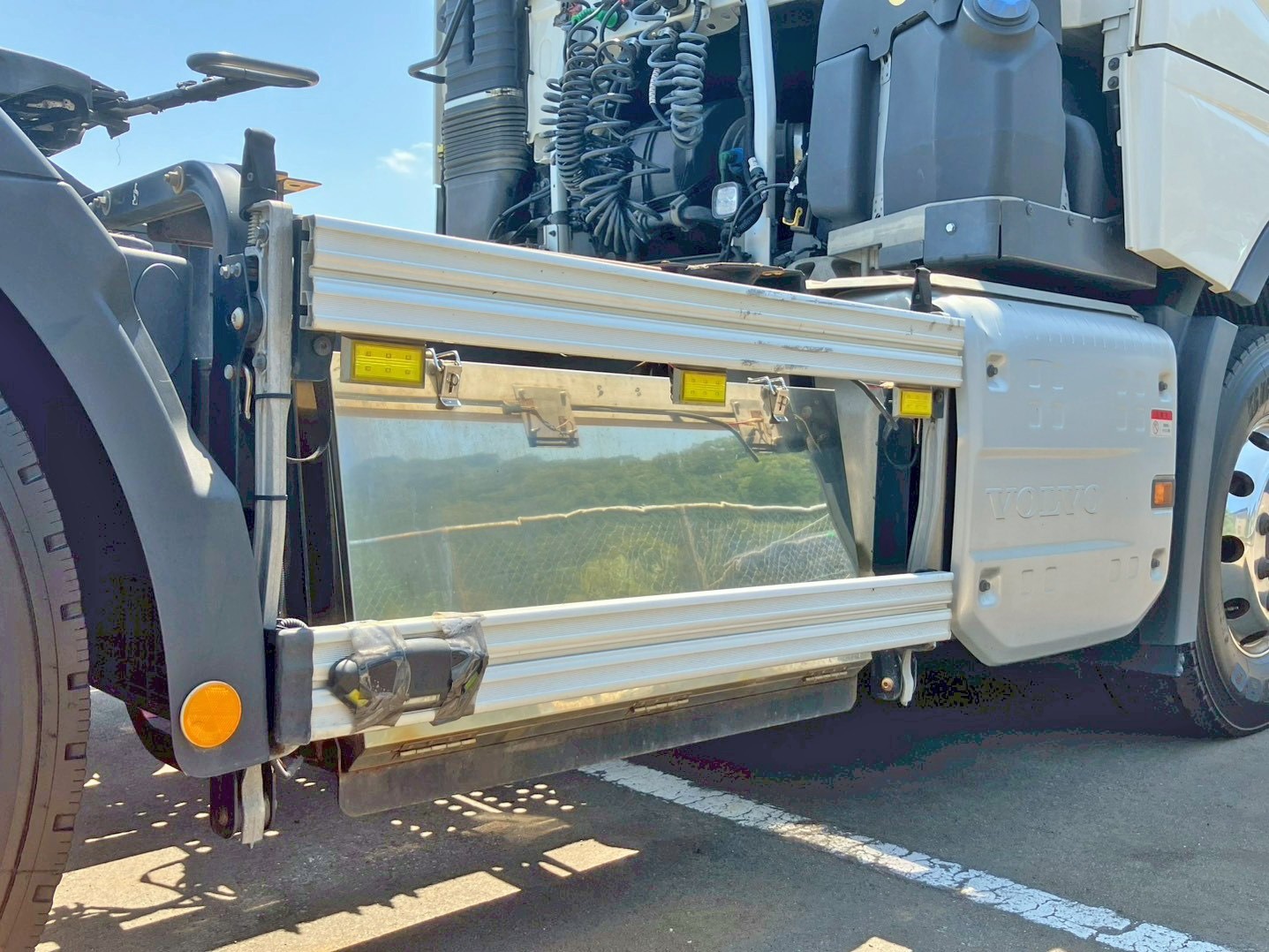 運転席側にステンレス製の工具箱が付いています。|ボルボ 2DG-KA2TDA2の写真13
