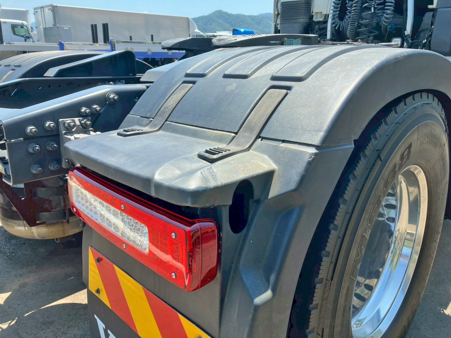 運転席側テールランプ上部にキズ・ヘコミがあります。|ボルボ 2DG-KA2TDA2の写真19