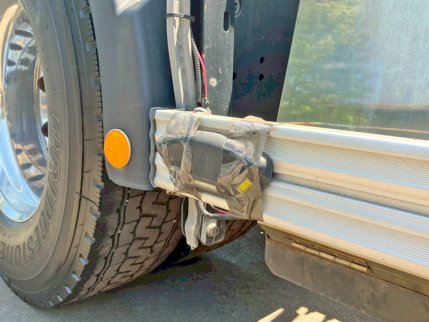 運転席側の車幅灯がテープ留めされています。|ボルボ 2DG-KA2TDA2の写真20