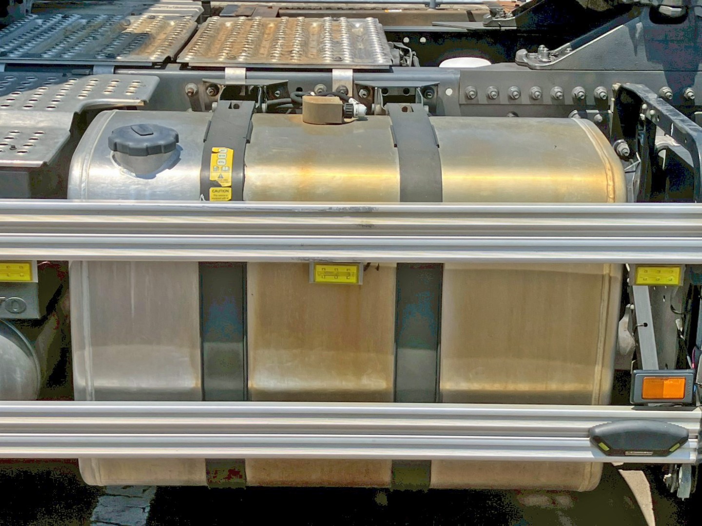 燃料タンクは405Lアルミ製です。|ボルボ 2DG-KA2TDA2の写真23