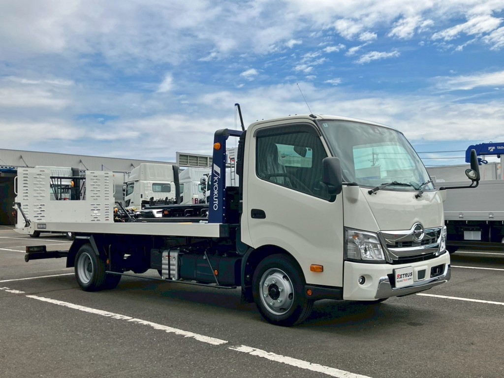 フロント周り、メッキパーツで飾っています。|日野 デュトロ 2KG-XZU722M(2WD)の写真2
