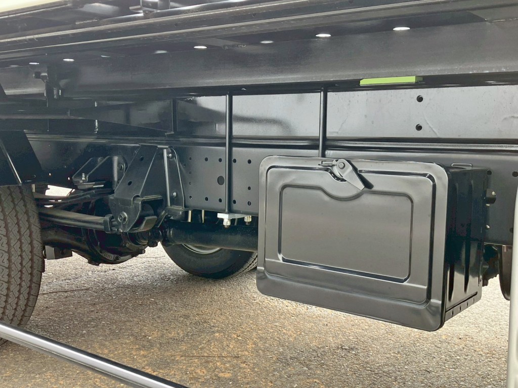 ボディー運転席側に工具箱が付いています。|日野 デュトロ 2KG-XZU722M(2WD)の写真15