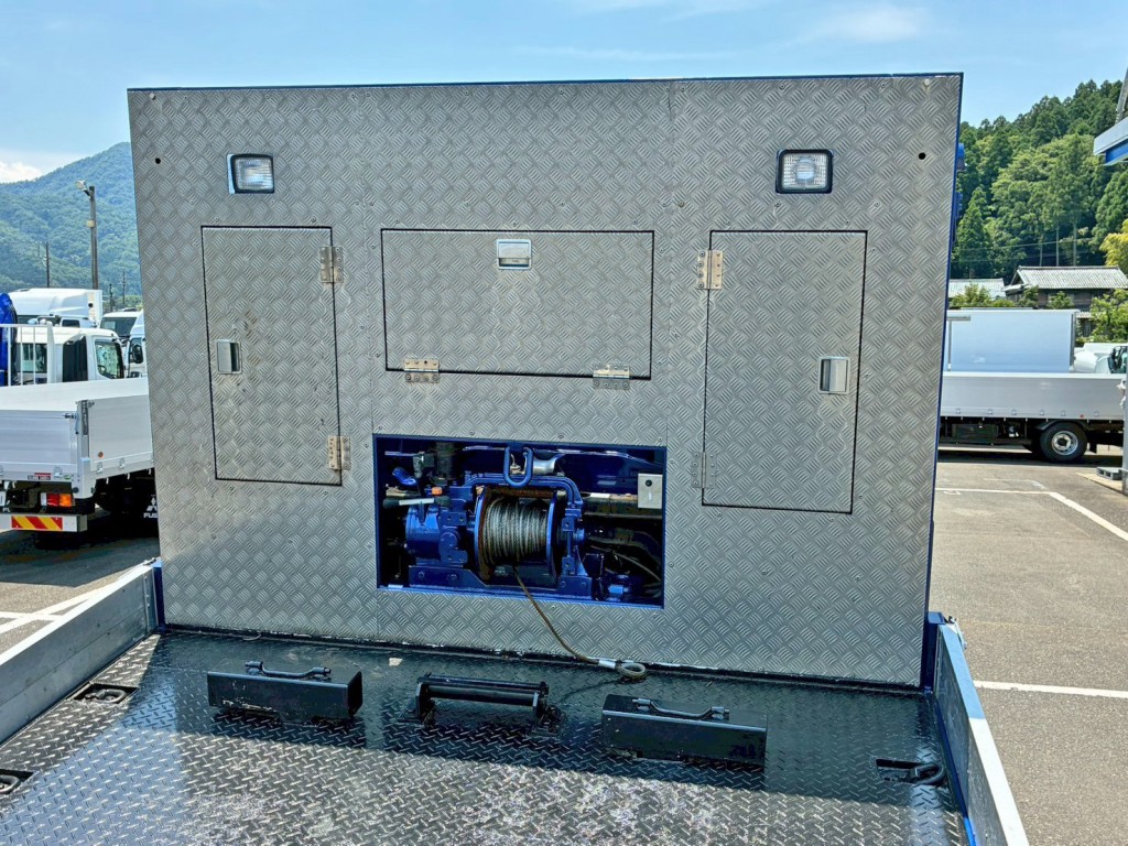 ウインチ付きです。(プロテクターに縞板アルミが張られています)|三菱 ファイター QDG-FQ62Fの写真14