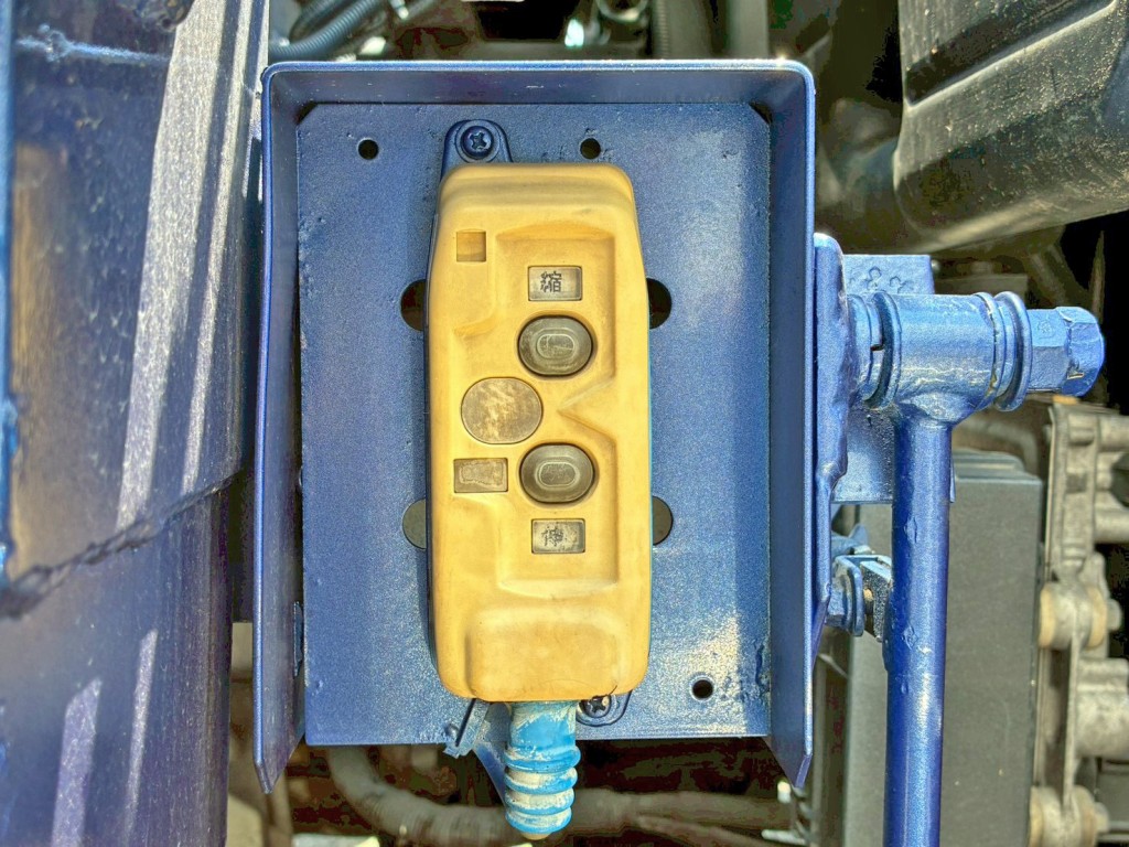アウトリガーの伸縮スイッチです。|三菱 ファイター QDG-FQ62Fの写真22
