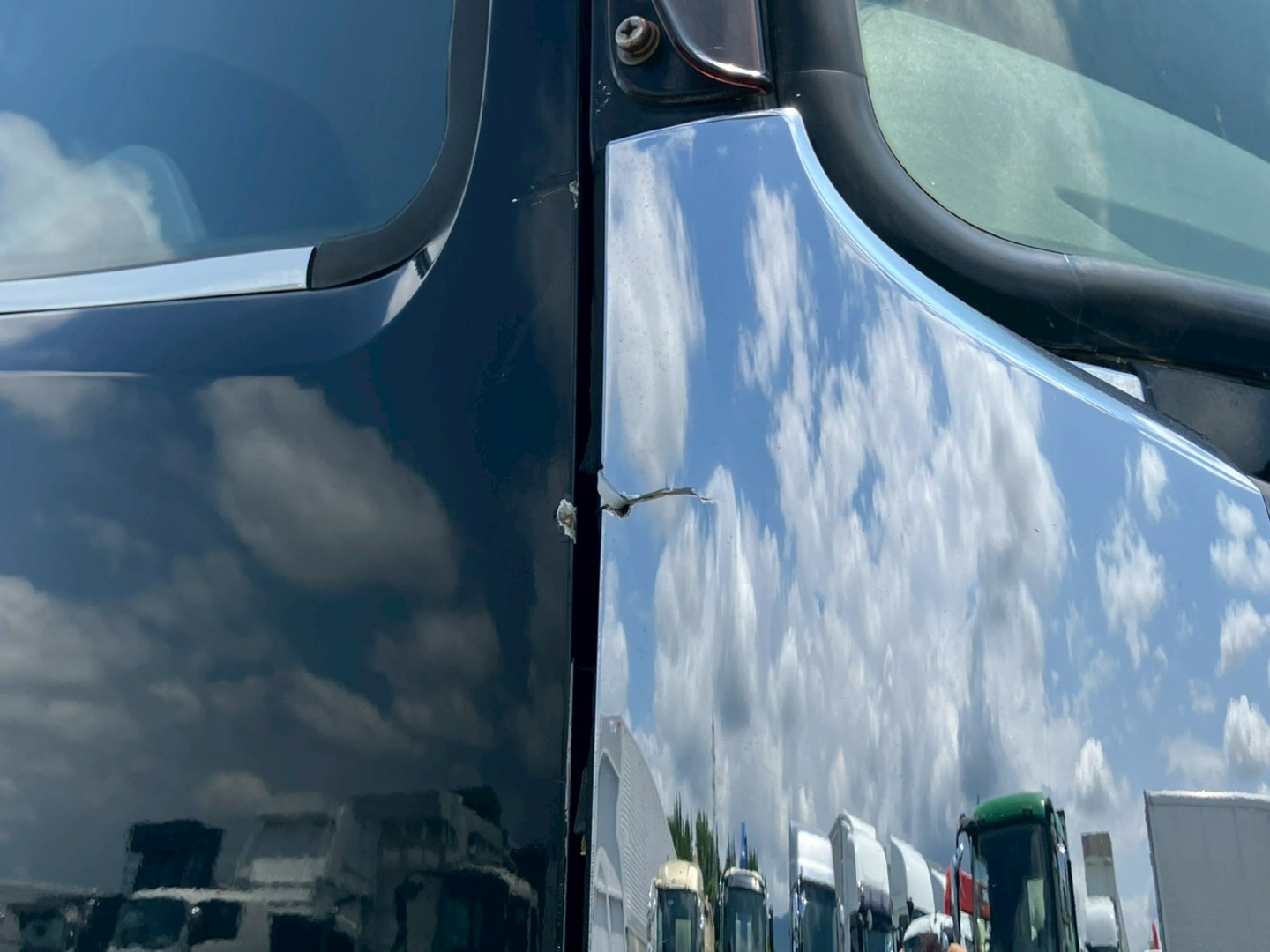 運転席側コーナーパネルに割れがあります。|三菱 スーパーグレート QKG-FV60VXの写真29