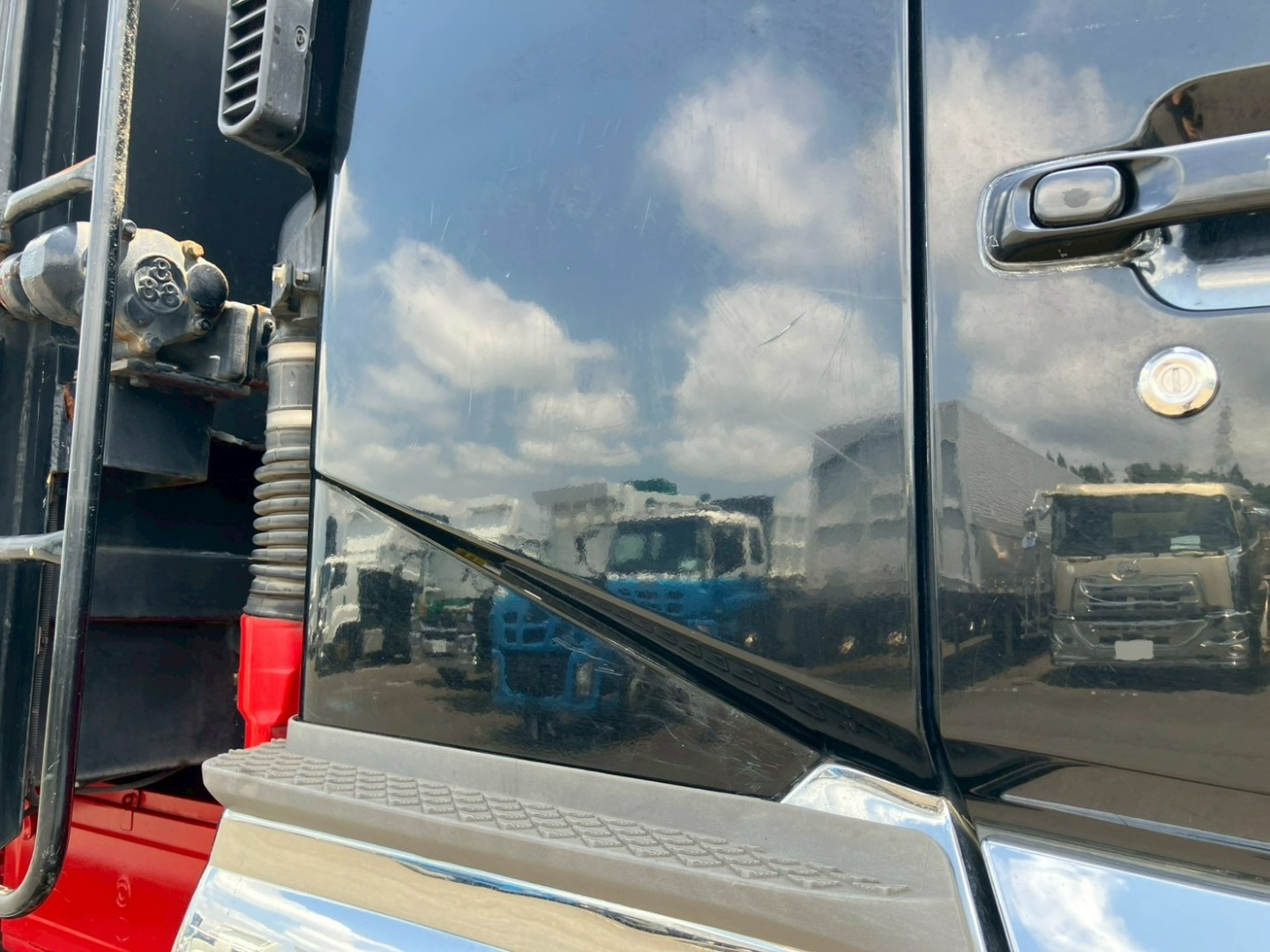 運転席側クォーターパネルにキズがあります。|三菱 スーパーグレート QKG-FV60VXの写真31