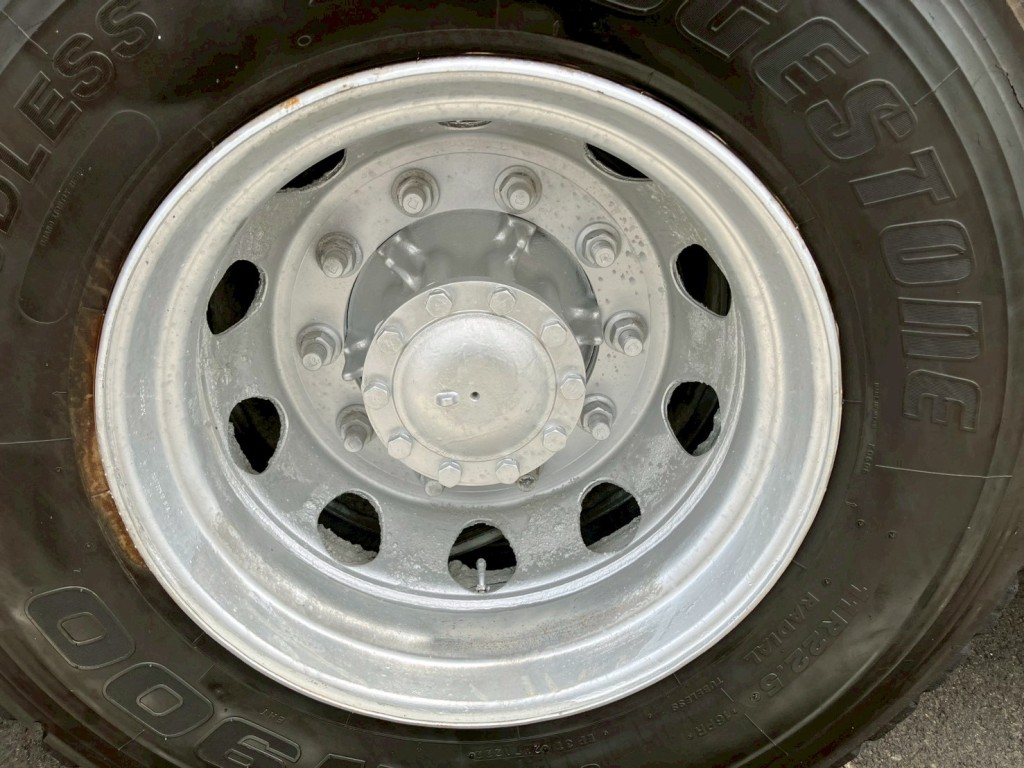 運転席側後輪のホイルにコンクリートが付着しています。(2軸目拡大図です)|いすゞ ギガ 2KG-CXZ77CTの写真25