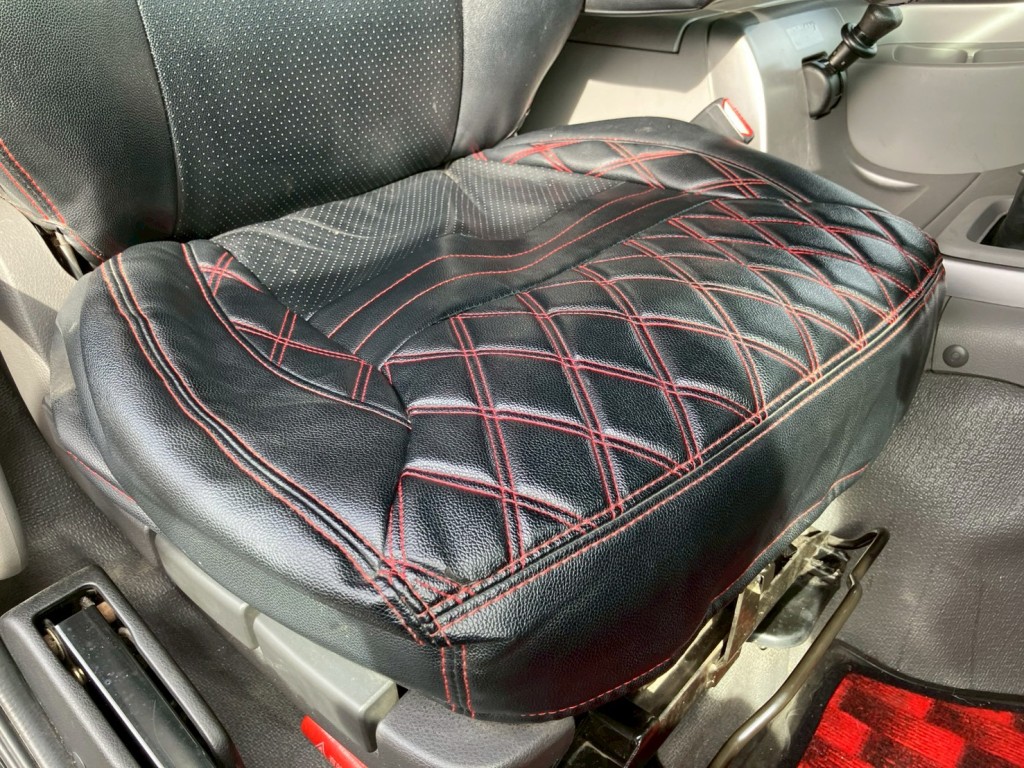 運転席シートにヘタリがあります。|UDトラックス クオン QKG-CW5XLの写真7