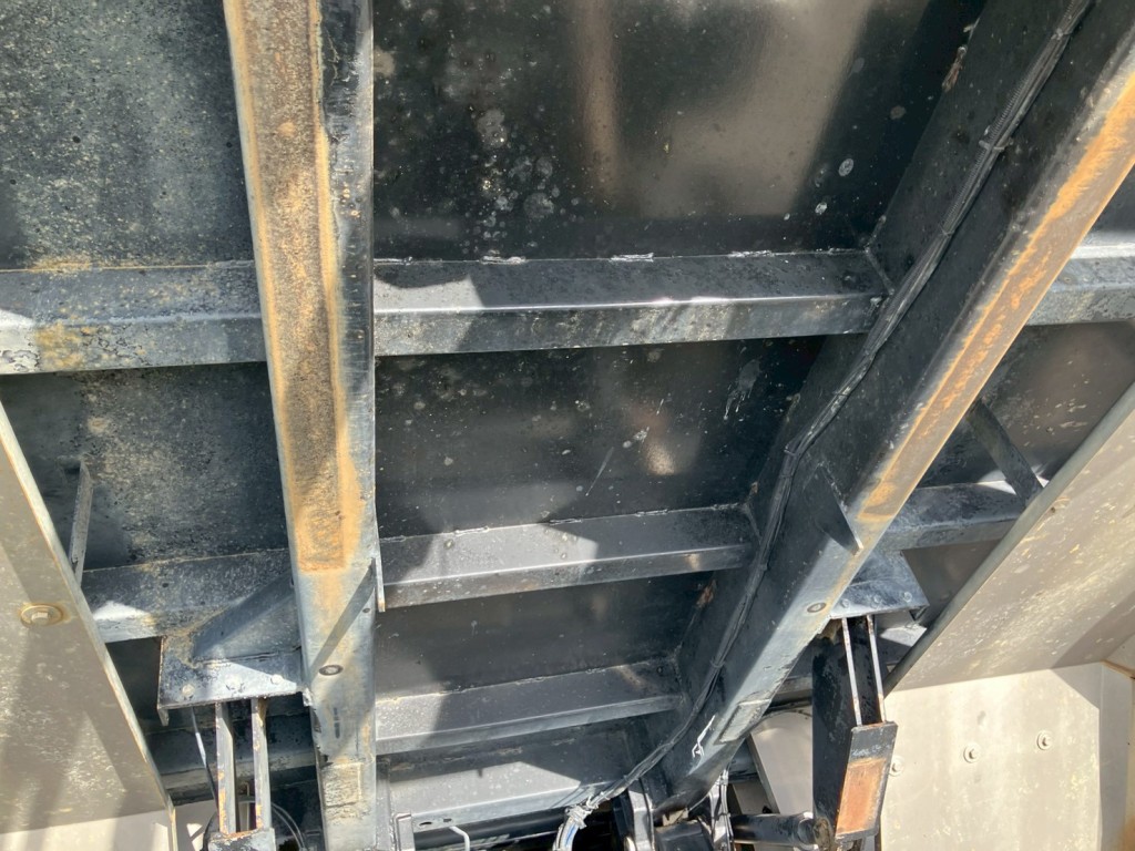 横ネタに曲がりがあります。|UDトラックス クオン QKG-CW5XLの写真12