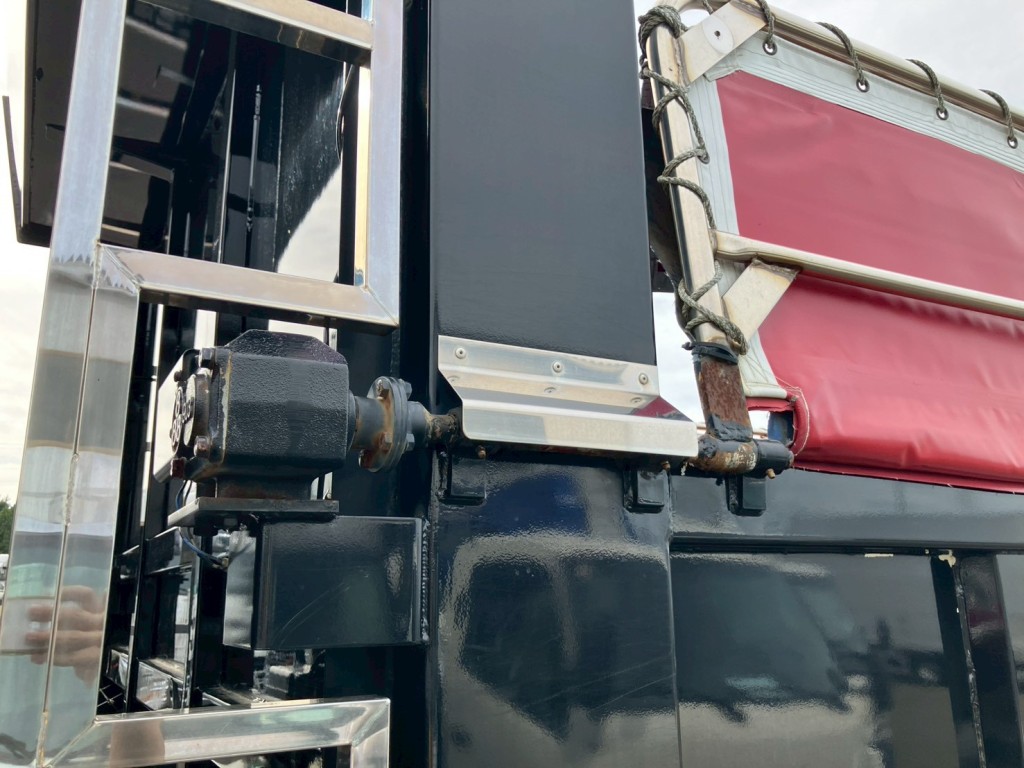 助手席側コボレーンモーター部にサビがあります。|UDトラックス クオン QKG-CW5XLの写真19