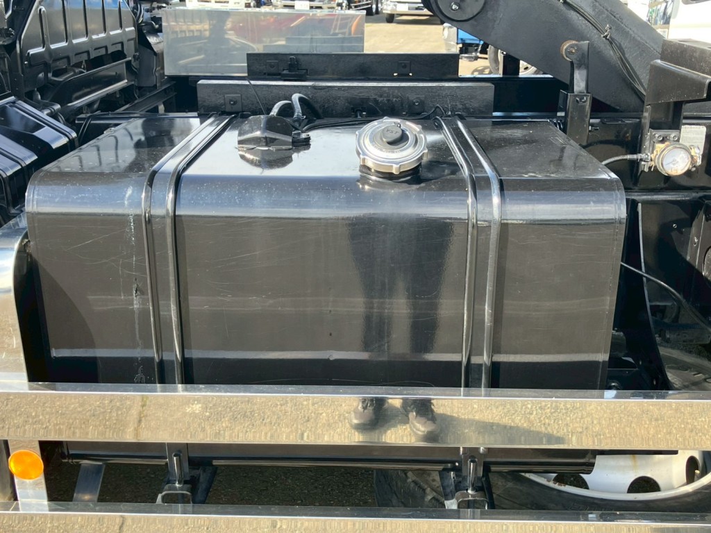 燃料タンクは300Lです。|UDトラックス クオン QKG-CW5XLの写真32