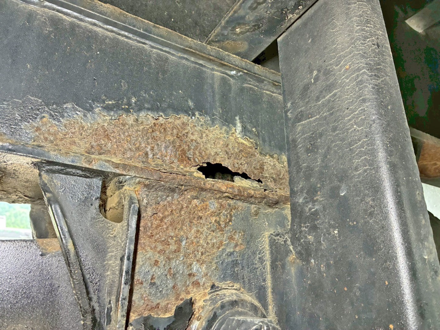 1軸目助手席側スプリングブラケット内側に腐食・穴あきがあります。|トレクス PFB34117の写真11