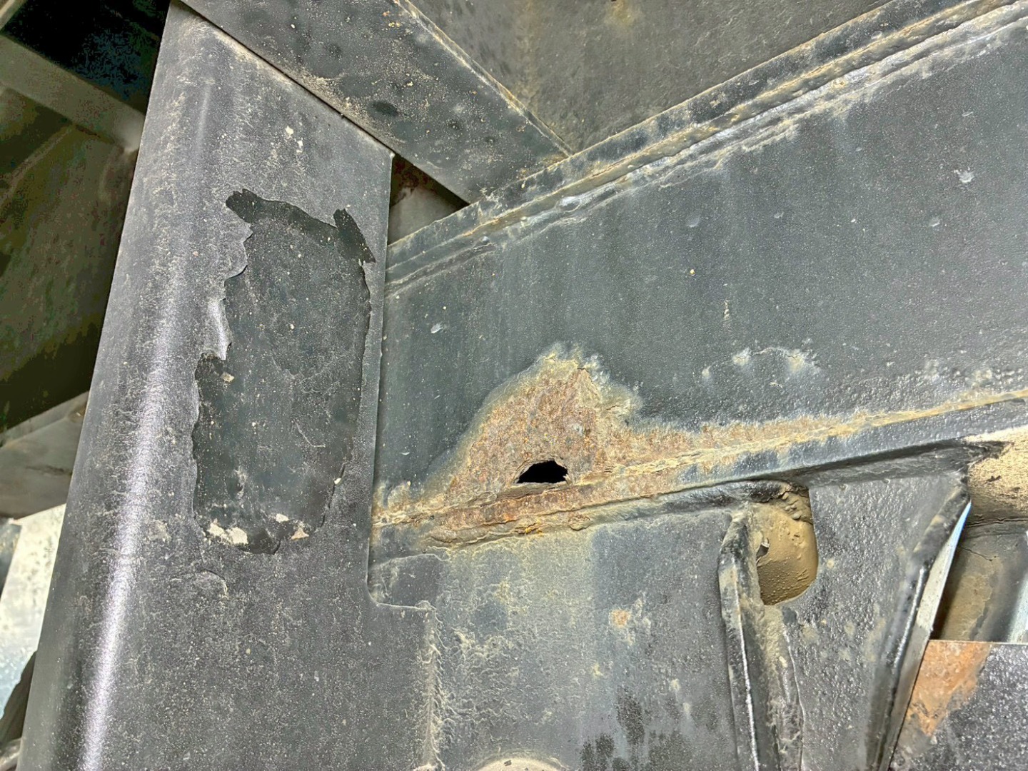 1軸目運転席側スプリングブラケット内側に腐食・穴あきがあります。|トレクス PFB34117の写真12