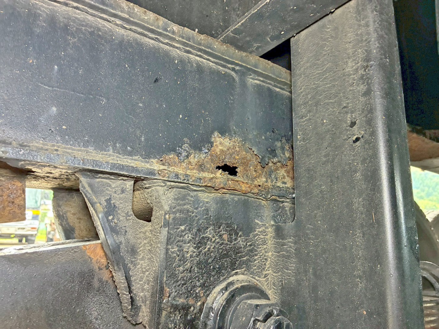 2軸目助手席側スプリングブラケット内側に腐食・穴あきがあります。|トレクス PFB34117の写真13