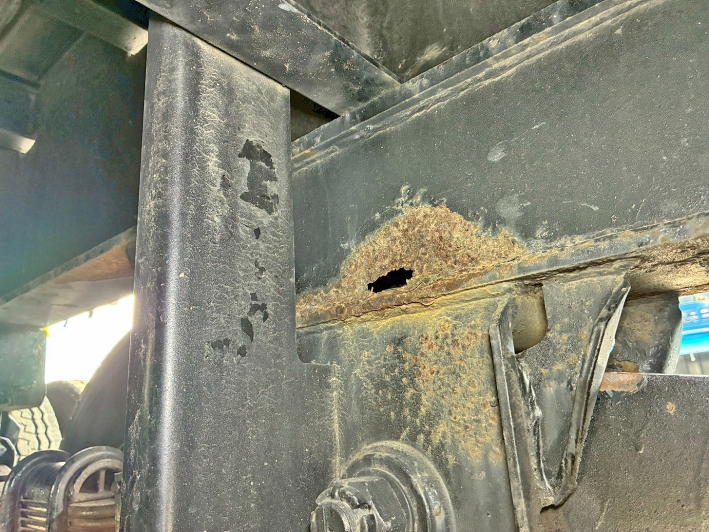 2軸目運転席側スプリングブラケット内側に腐食・穴あきがあります。|トレクス PFB34117の写真14