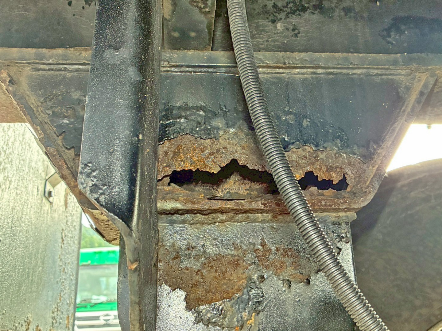 3軸目助手席側スプリングブラケット内側に腐食・穴あきがあります。|トレクス PFB34117の写真15