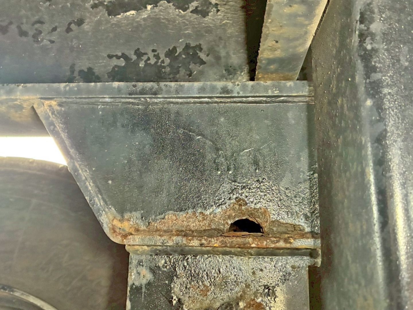 3軸目助手席側スプリングブラケット内側に腐食・穴あきがあります。|トレクス PFB34117の写真16